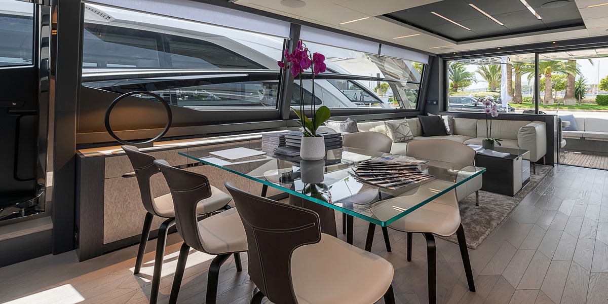 Продается моторная яхта PERSHING 8X 2022г.